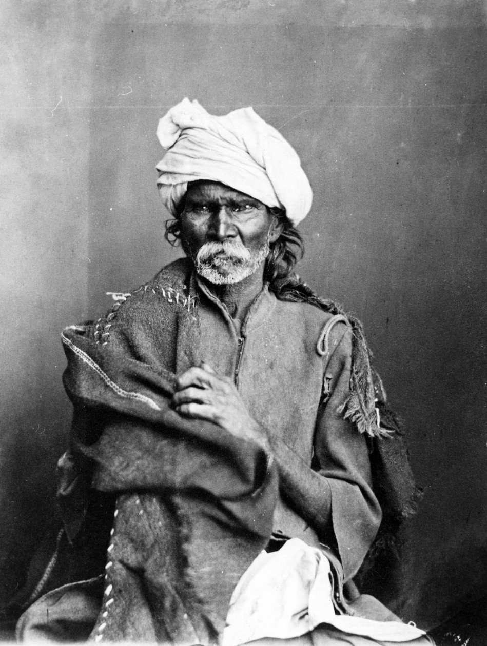Retrato de um homem indiano, de &39;os trajes e pessoas da Índia&39;, c.1860s de Willoughby Wallace Hooper