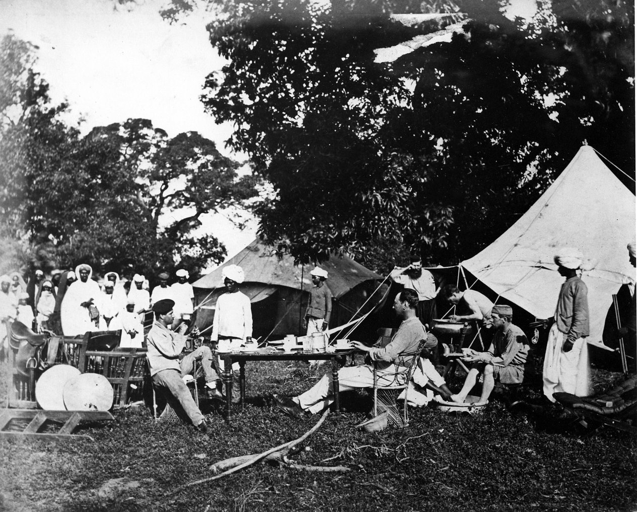 O chefe da aldeia presta seus respeitos ao Sahib-log, c.1870s de Willoughby Wallace Hooper