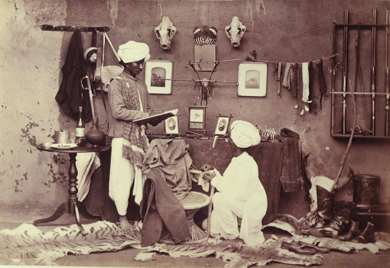 Dois criados indianos mostrados num interior doméstico arranjado, da "Colecção Hooper" (foto a p/b) de Willoughby Wallace Hooper