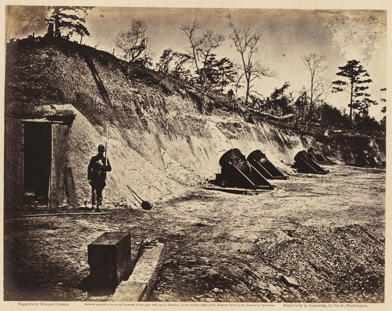 Bateria nº 4, perto de Yorktown., Maio de 1862 (impressão albume montada em papel de capa) de Wood and Gibson Wood and Gibson