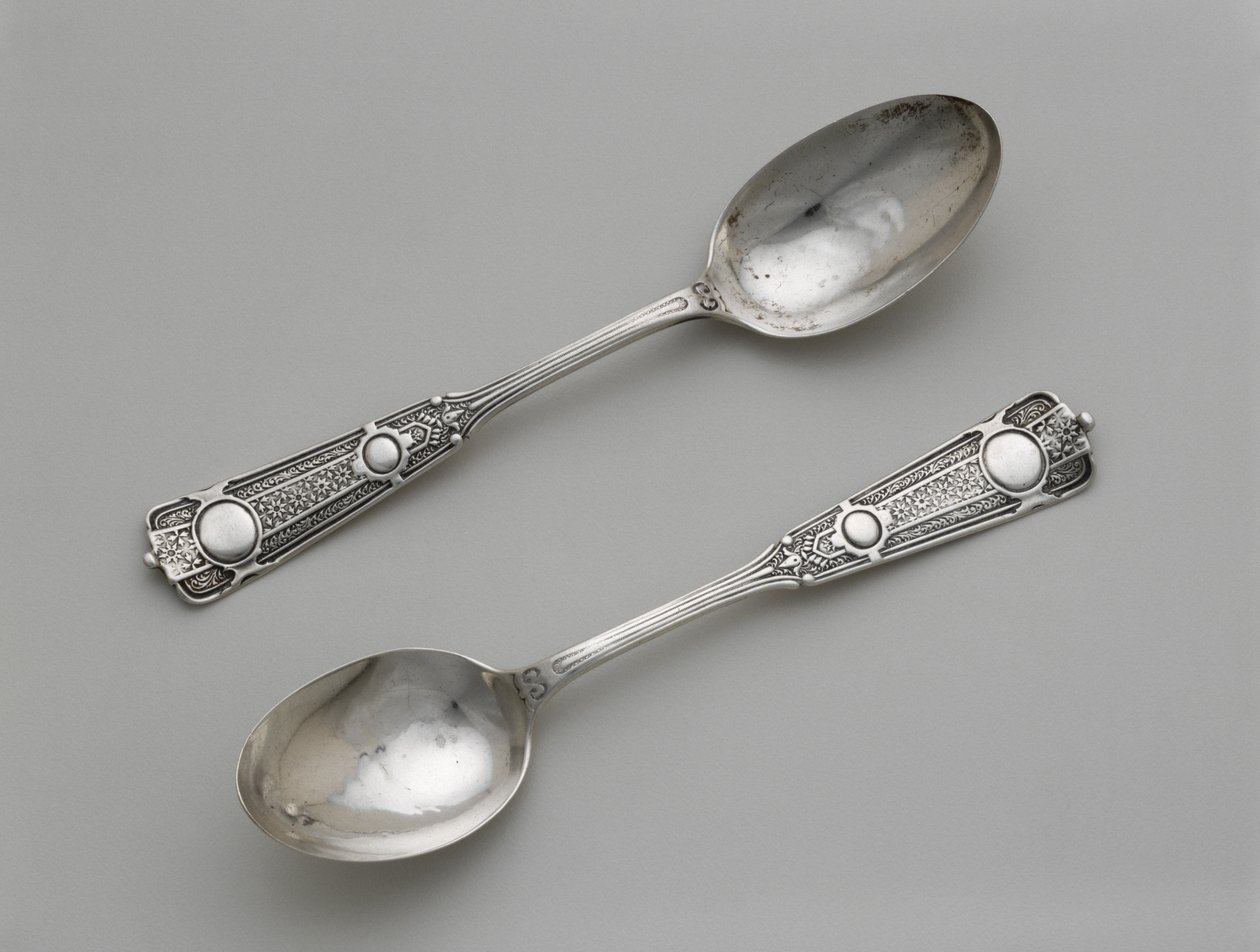 Par de colheres de chá, c. 1860-1871 (prata) de Wood and Hughes