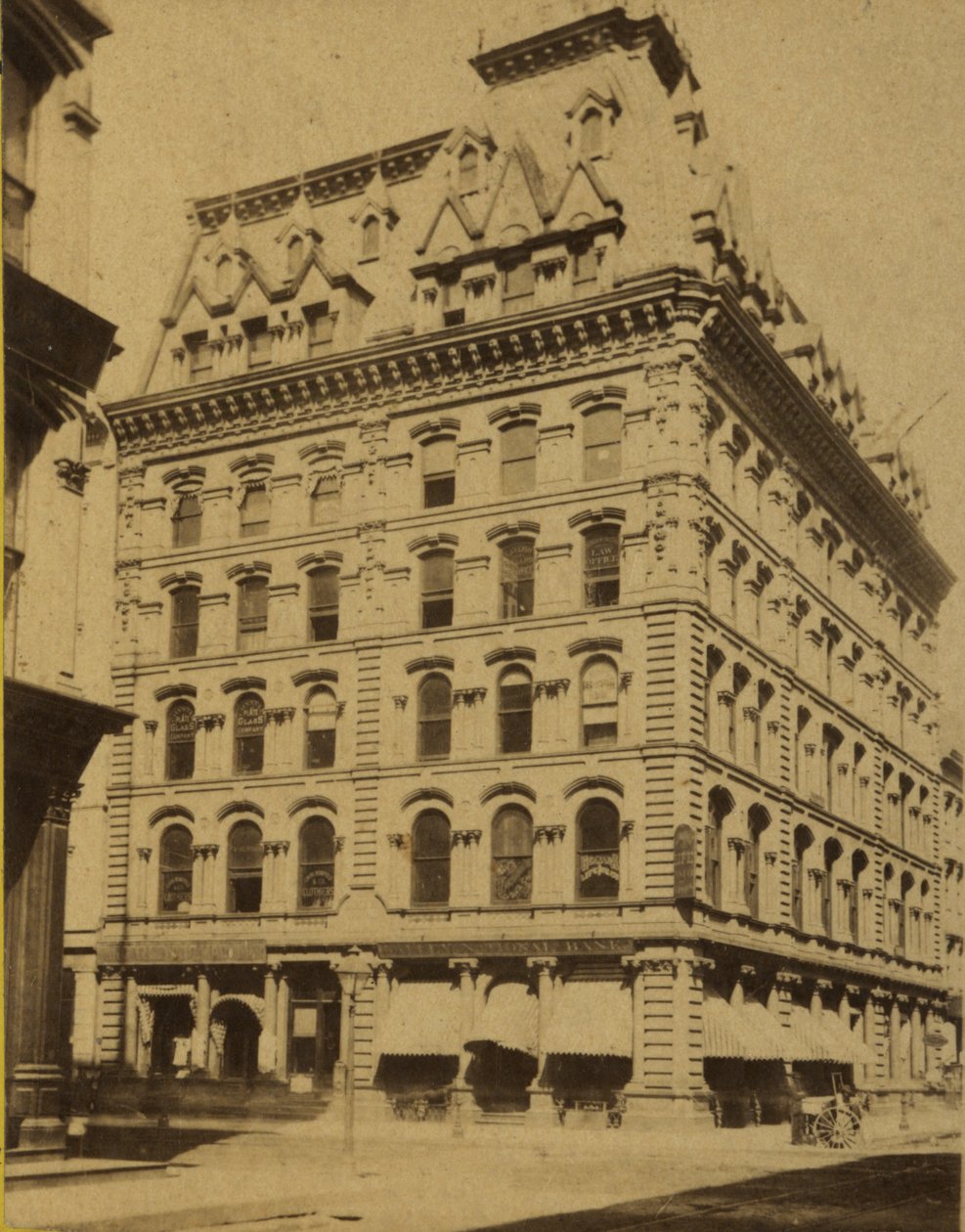 edifício da companhia da máquina de costura de Inger. Fifth Street (Broadway) e Locust Street. Construído no início dos anos 1870 de Woodward Stereoscopic Company