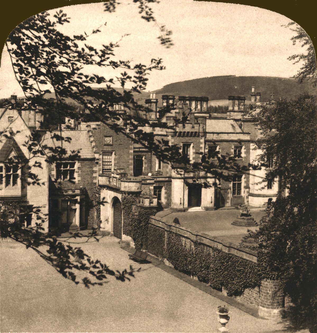 Abbotsford, casa de Sir Walter Scott, Escócia, 1896. de Works and Sun Sculpture Studios