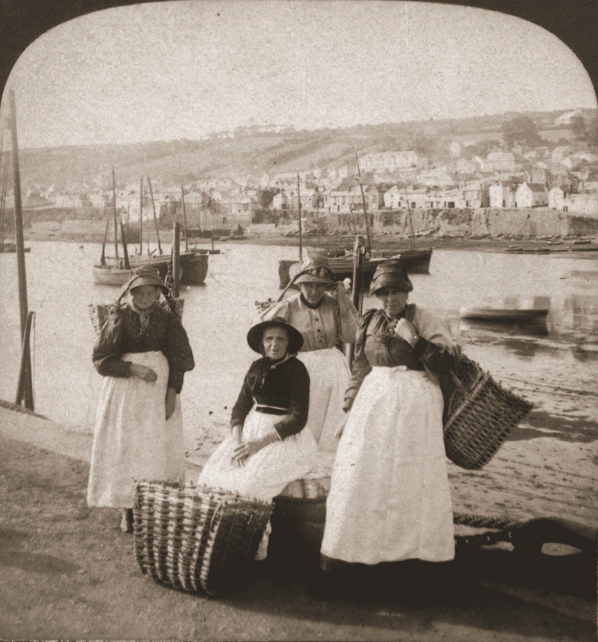 Fishwives em Newlyn, Cornualha, 1900. de Works and Sun Sculpture Studios