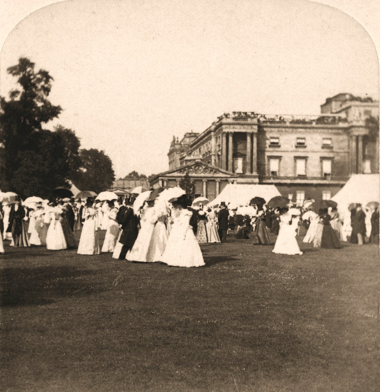 Festa no Jardim, Palácio de Buckingham, Londres, Inglaterra, 1900. de Works and Sun Sculpture Studios