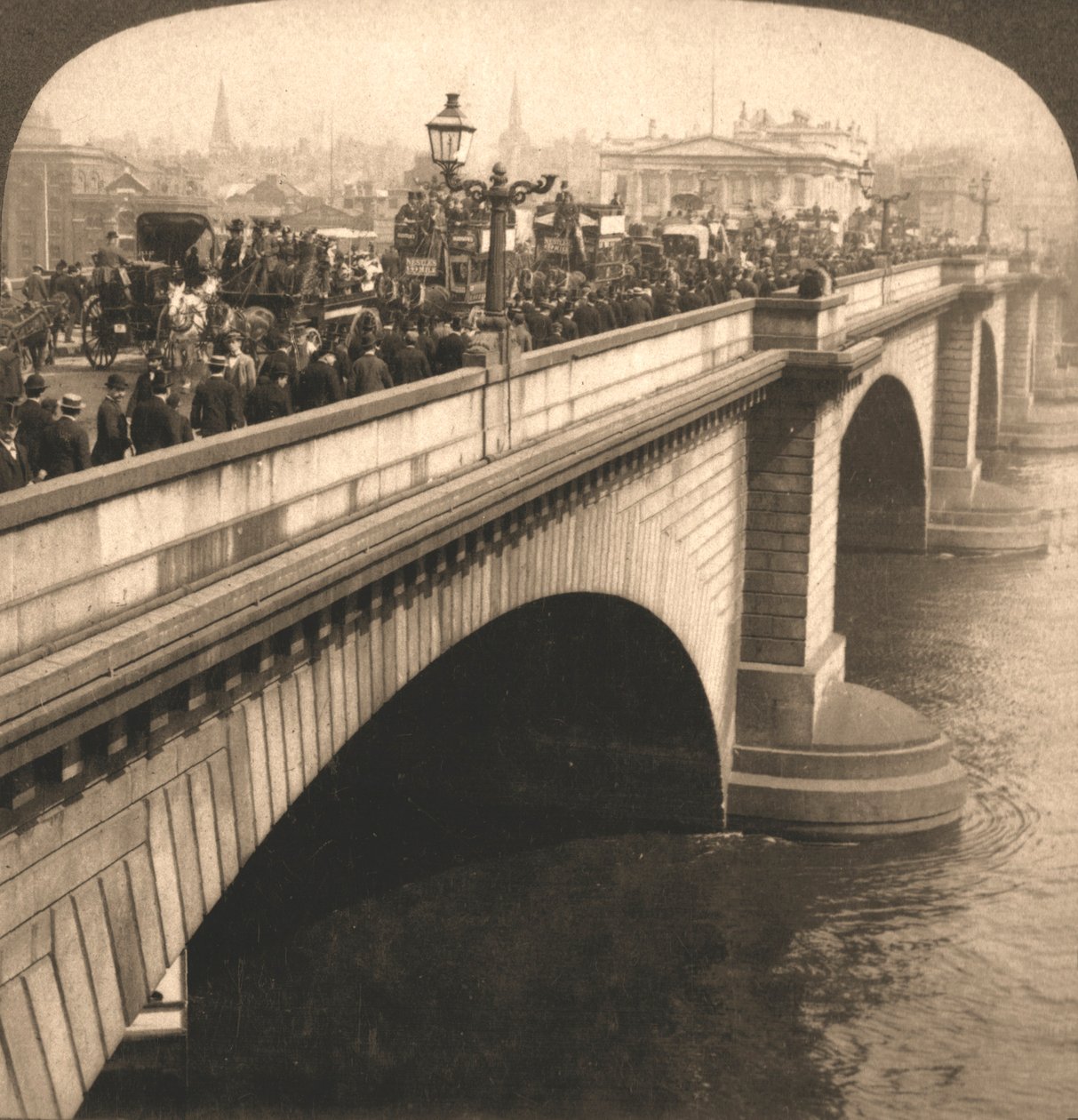 Ponte de Londres, Londres, Inglaterra, 1901. de Works and Sun Sculpture Studios