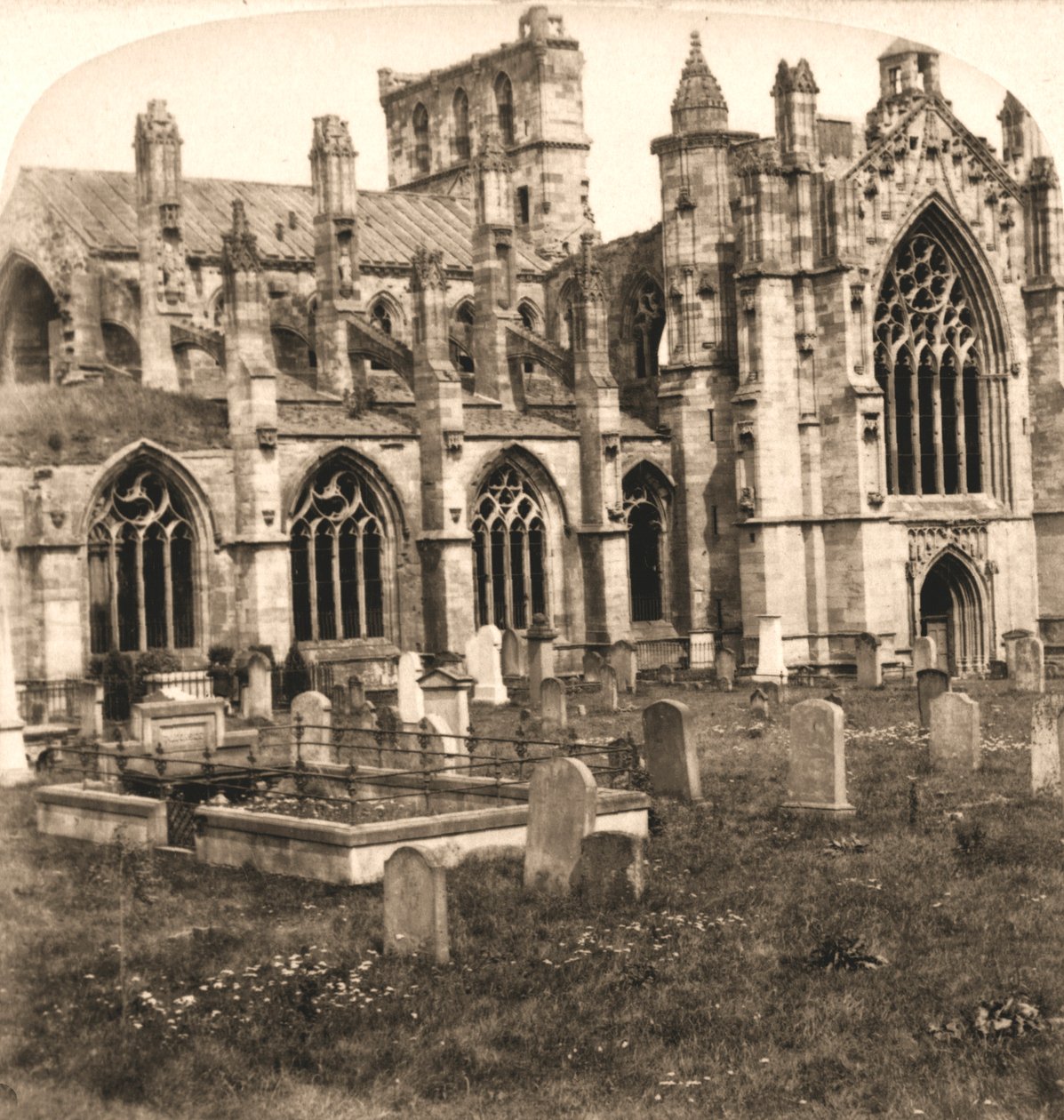 Abadia de Melrose, Melrose, Escócia, 1896. de Works and Sun Sculpture Studios