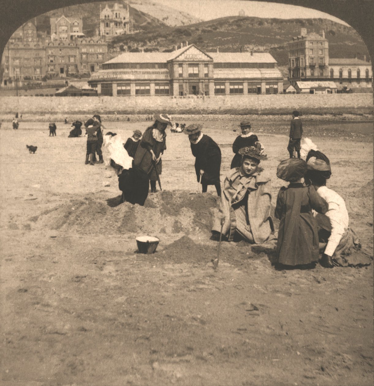 Na praia de Llandudno, país de Gales, 1894. de Works and Sun Sculpture Studios