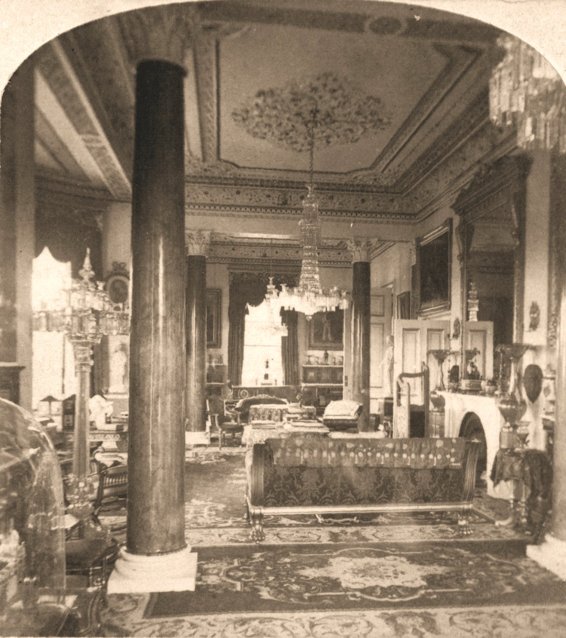 A sala de visitas, residência marinha da rainha Victorias, casa de Osborne, IOW, 1900. de Works and Sun Sculpture Studios