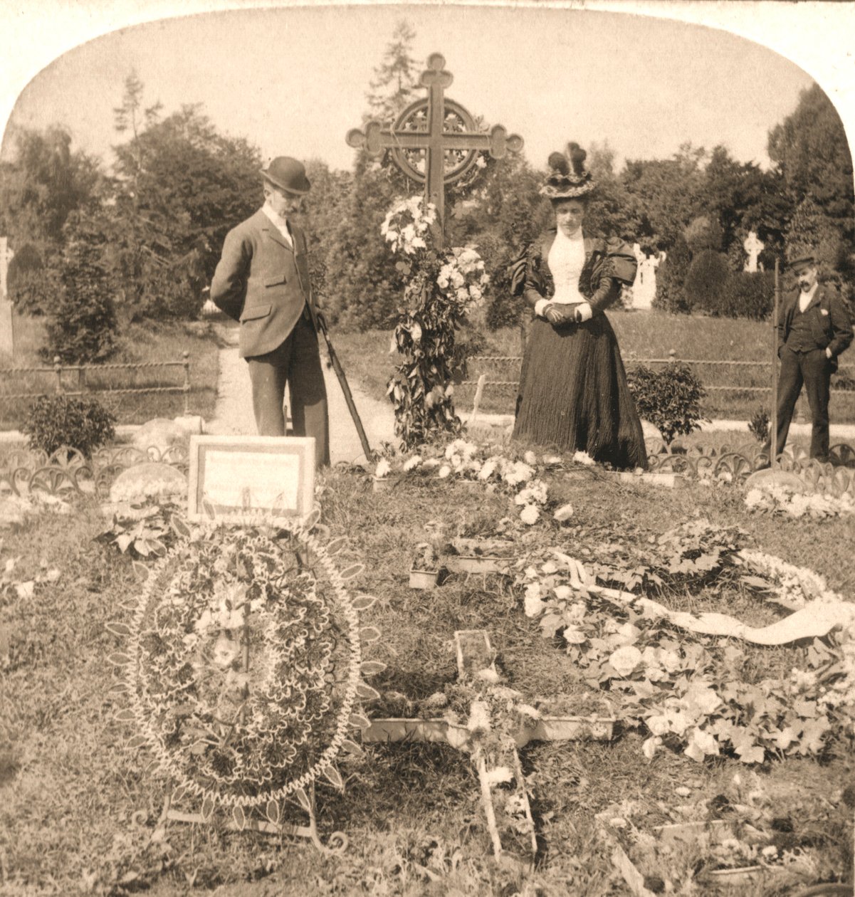 A sepultura de Charles Stewart Parnell, maior líder da Irlanda, Dublin, 1896. de Works and Sun Sculpture Studios