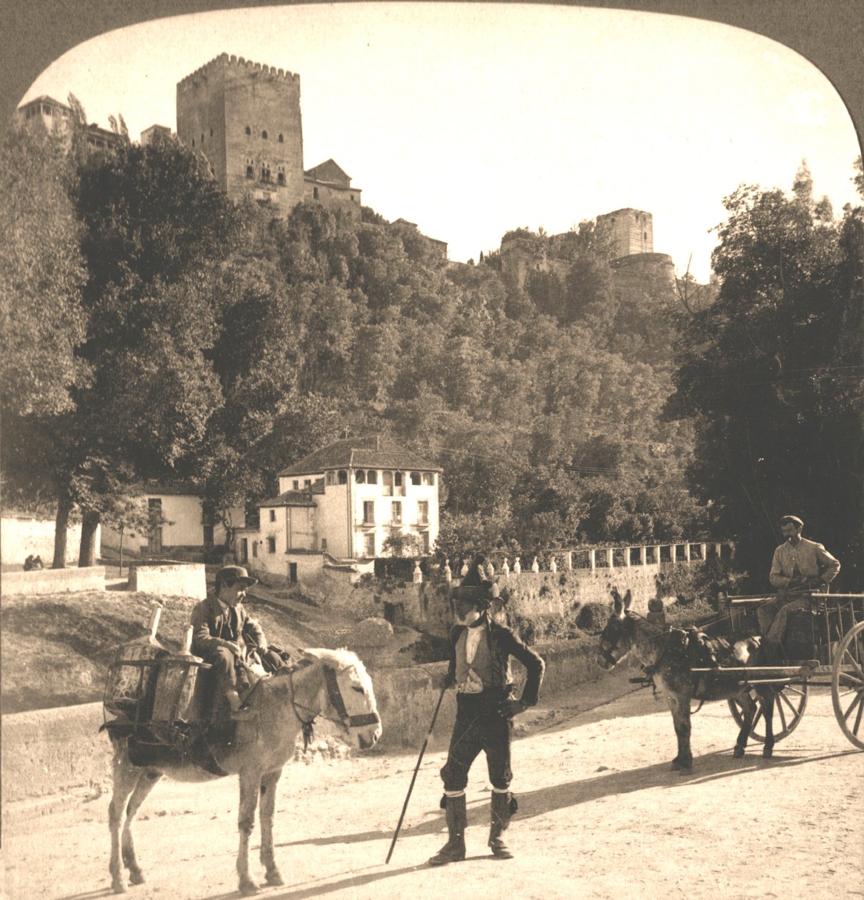 Muralhas e Torres da Alhambra, Granada, Espanha, 1896. de Works and Sun Sculpture Studios