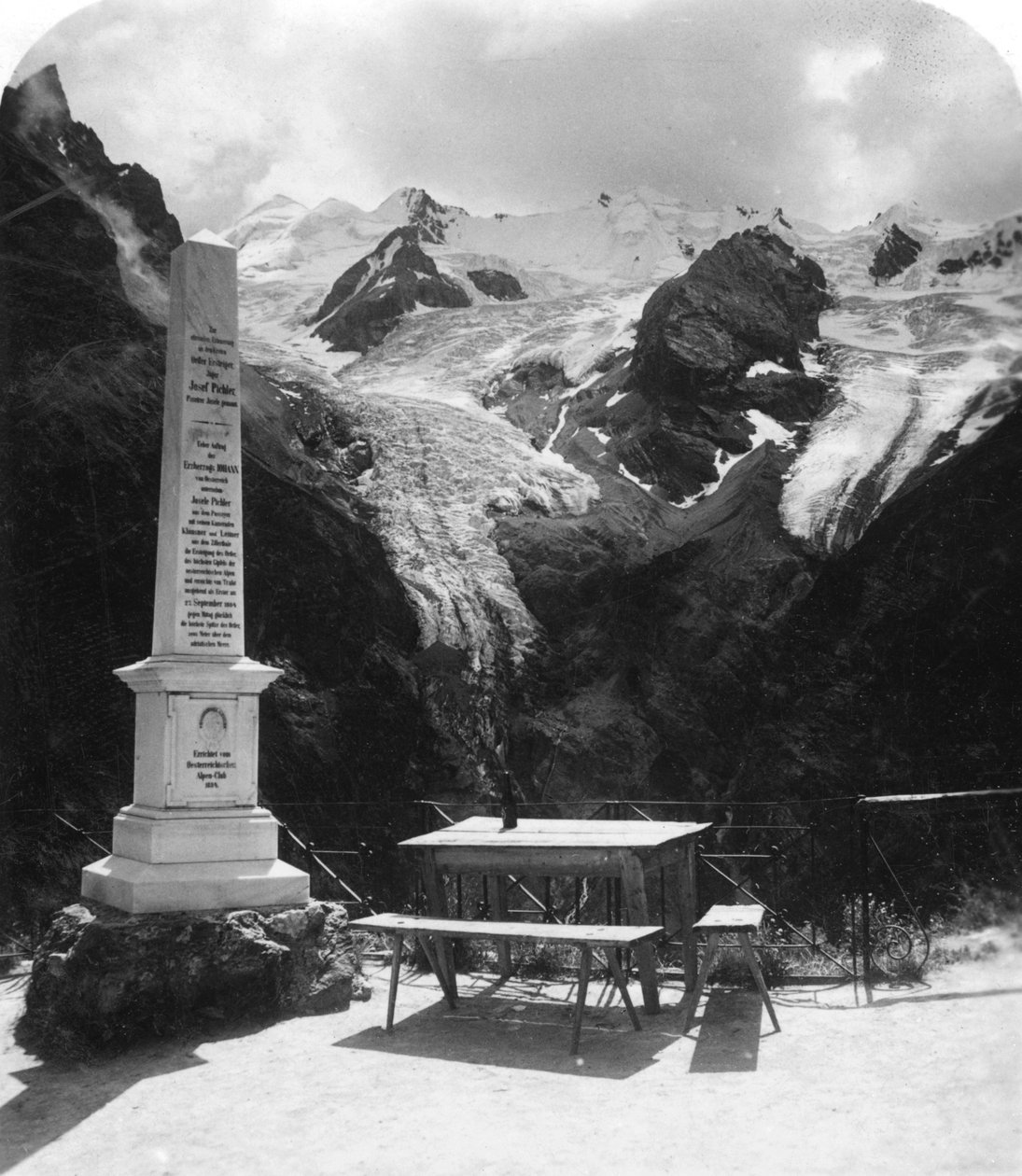 Um monumento em Stilfserjoch Strasse, Weisse Knott, Tirol, c1900s. de Wurthle and Sons
