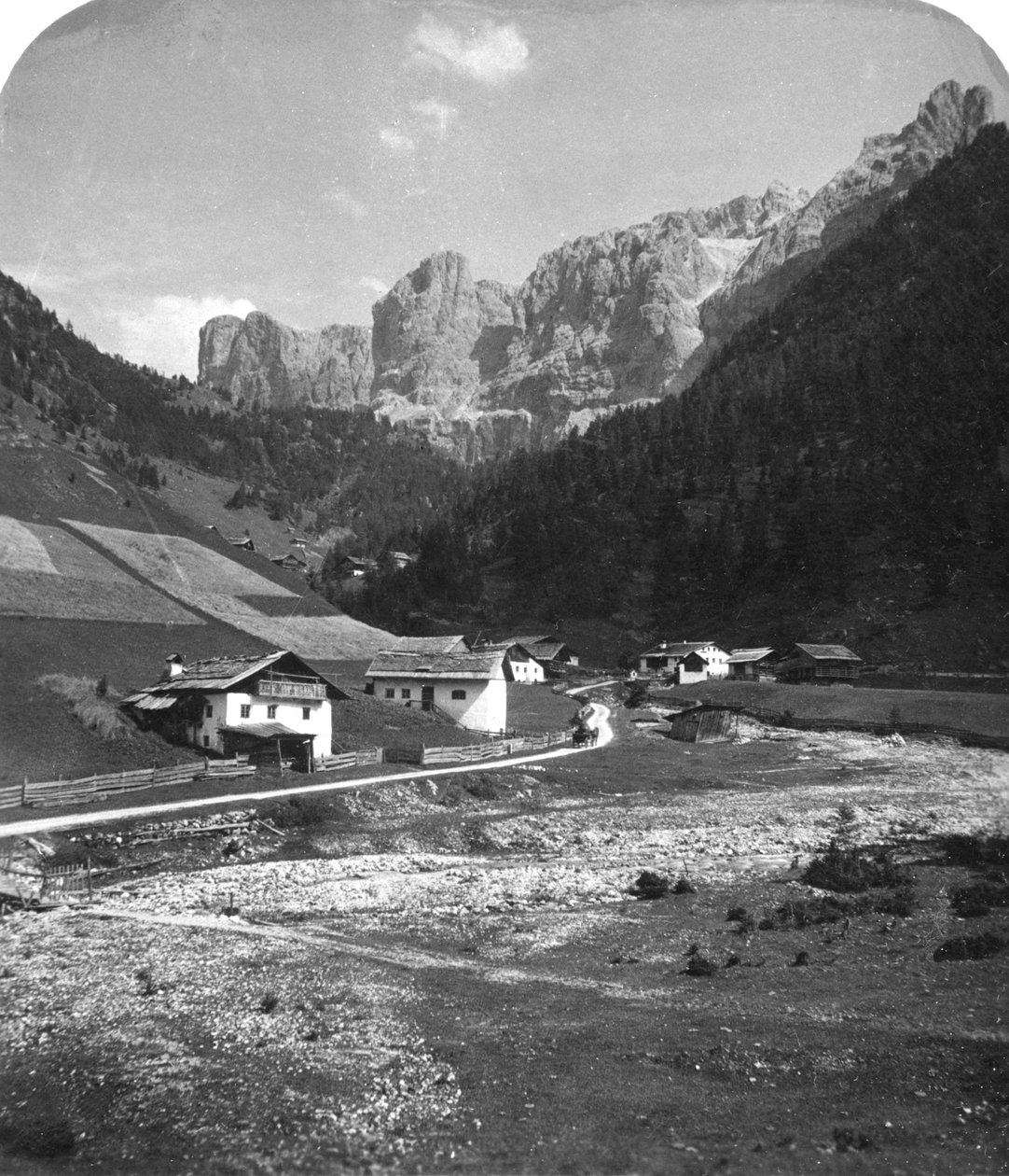 Um vale em Wolkenstein, Tirol, c1900s. de Wurthle and Sons