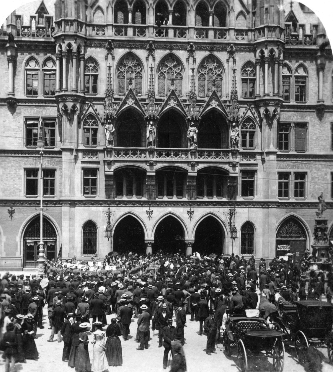Um concerto ao ar livre na Câmara Municipal, Munique, Alemanha, c1900s. de Wurthle and Sons