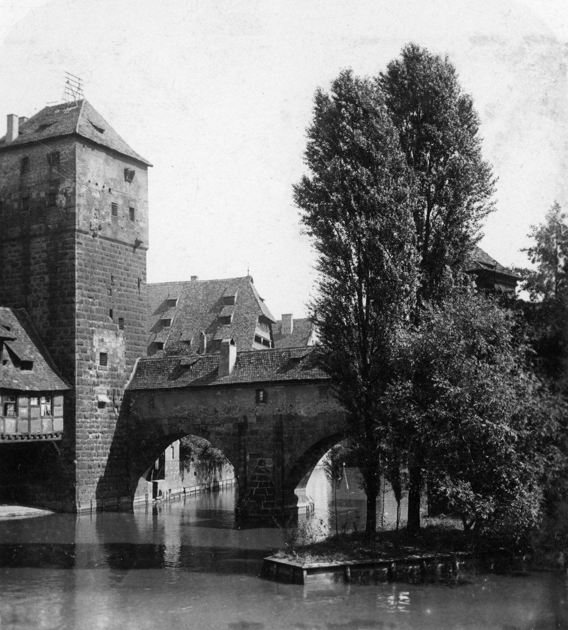 Henkersteg A Ponte Hangmans, Nuremberg, Baviera, Alemanha, c1900s. de Wurthle and Sons