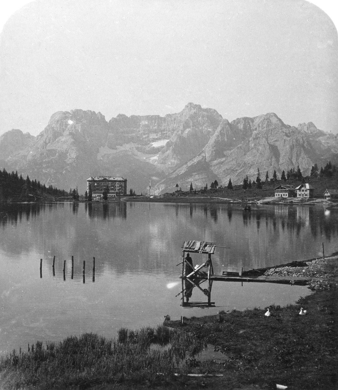 Lago Misurina, picos de Sorapiss e as dolomitas, Itália, c1900. de Wurthle and Sons