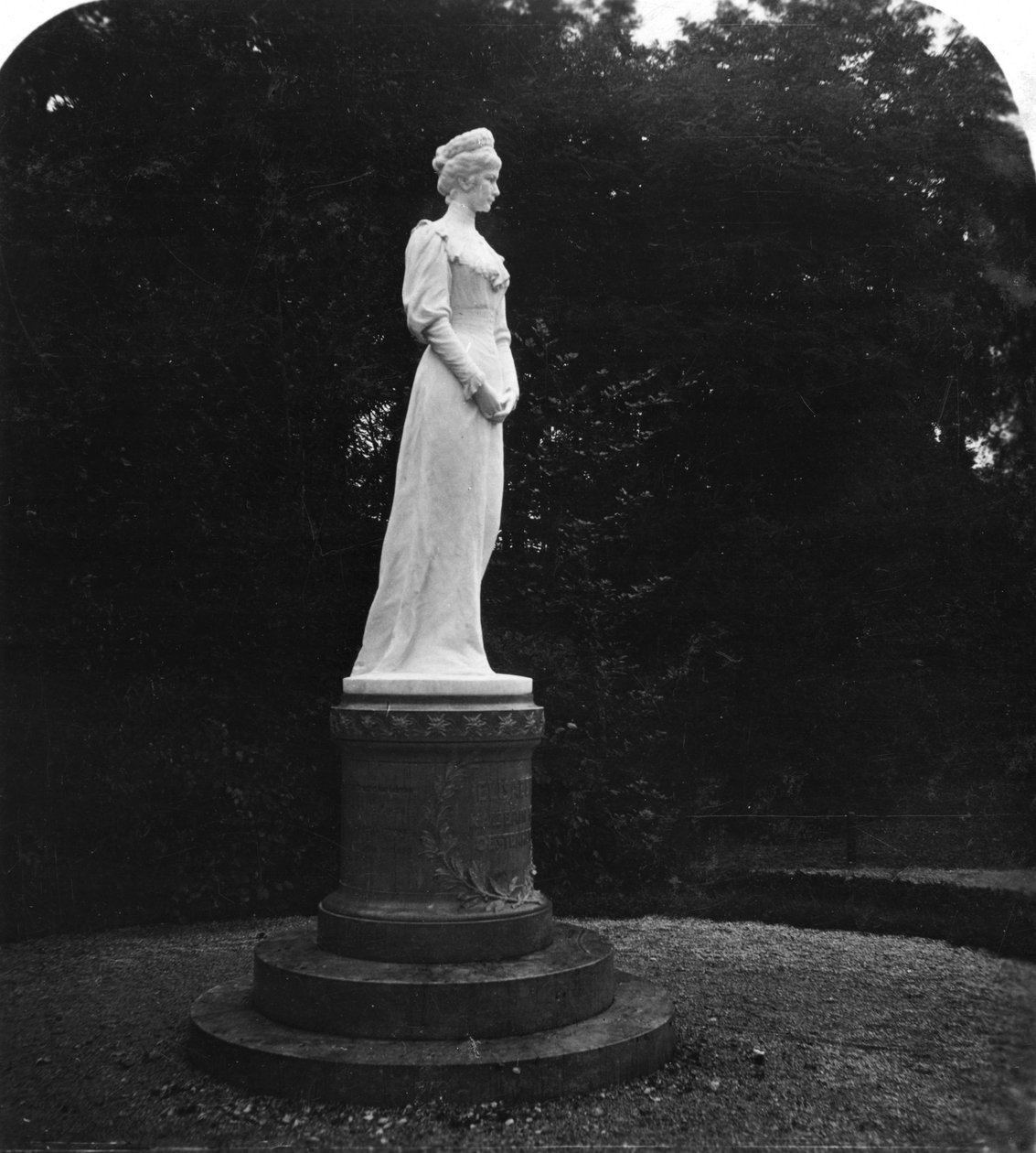 Estátua de Elizabeth da Rússia 1709-1762, Salzburgo, Áustria, do século XX. de Wurthle and Sons