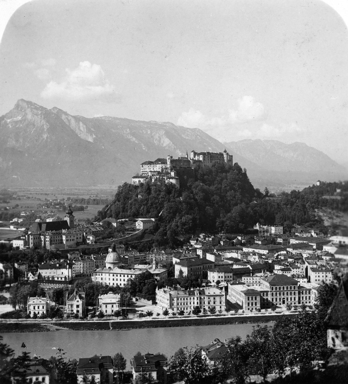 O Kapuzinerberg, Salzburgo, Áustria, c1900 de Wurthle and Sons