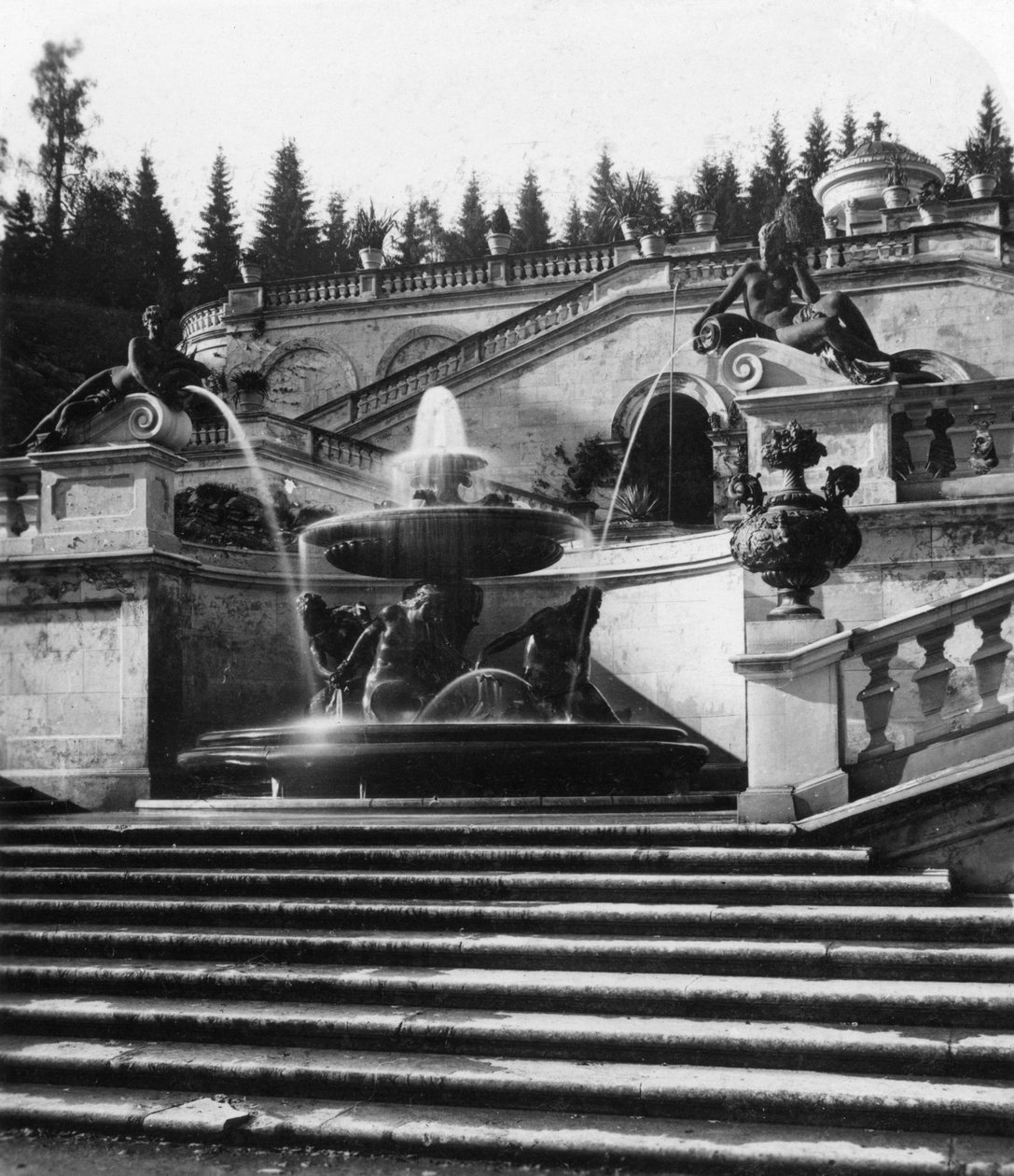 A fonte no palácio de Linderhof, Baviera, Alemanha, c1900s. de Wurthle and Sons