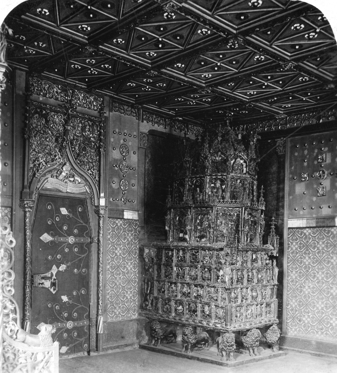 O forno na Câmara dos Príncipes, Festung Hohensalzburg, Salzburgo, Áustria, c1900s. de Wurthle and Sons