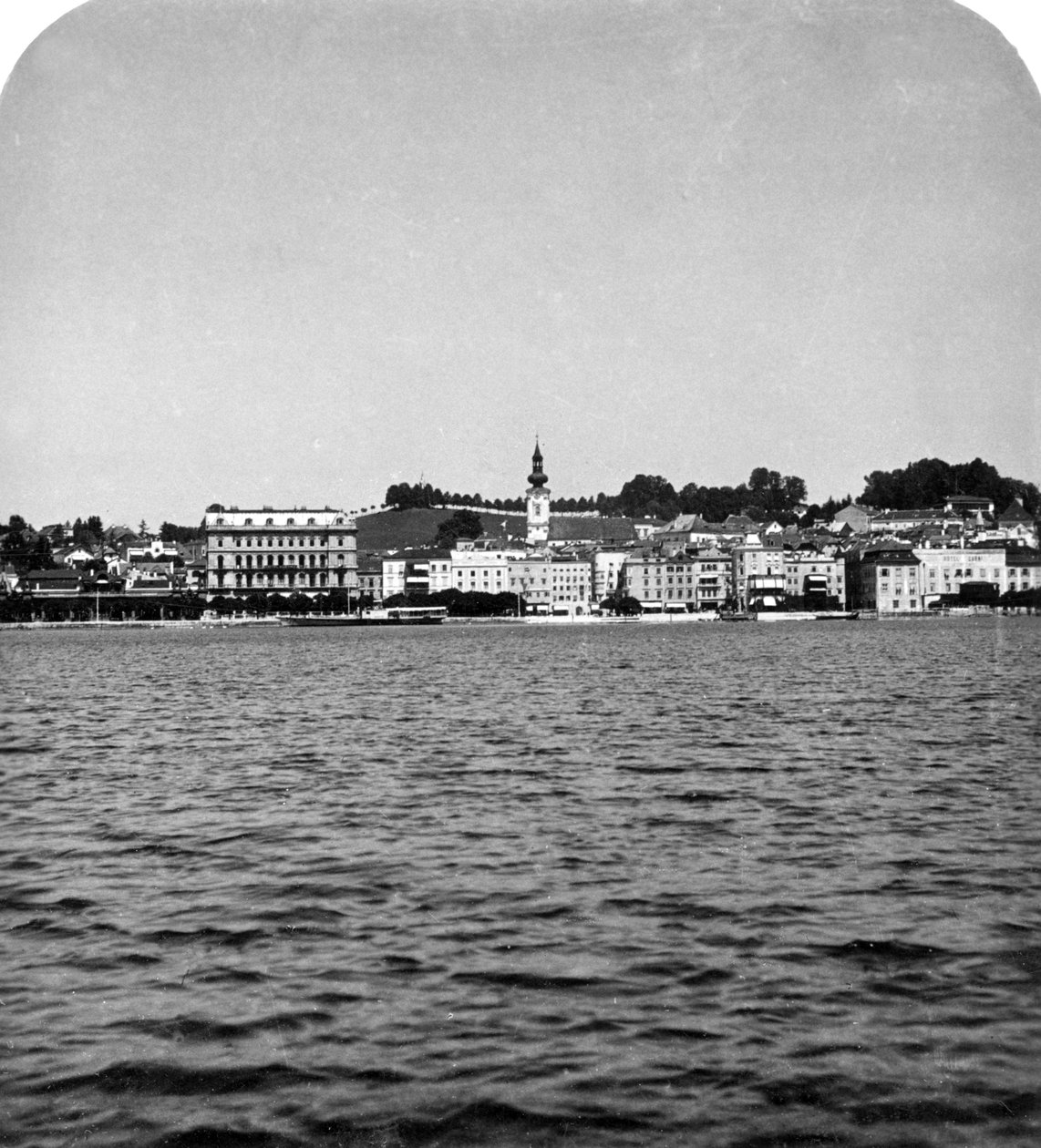 As margens do lago em Gmunden, Salzkammergut, Áustria, c1900s. de Wurthle and Sons