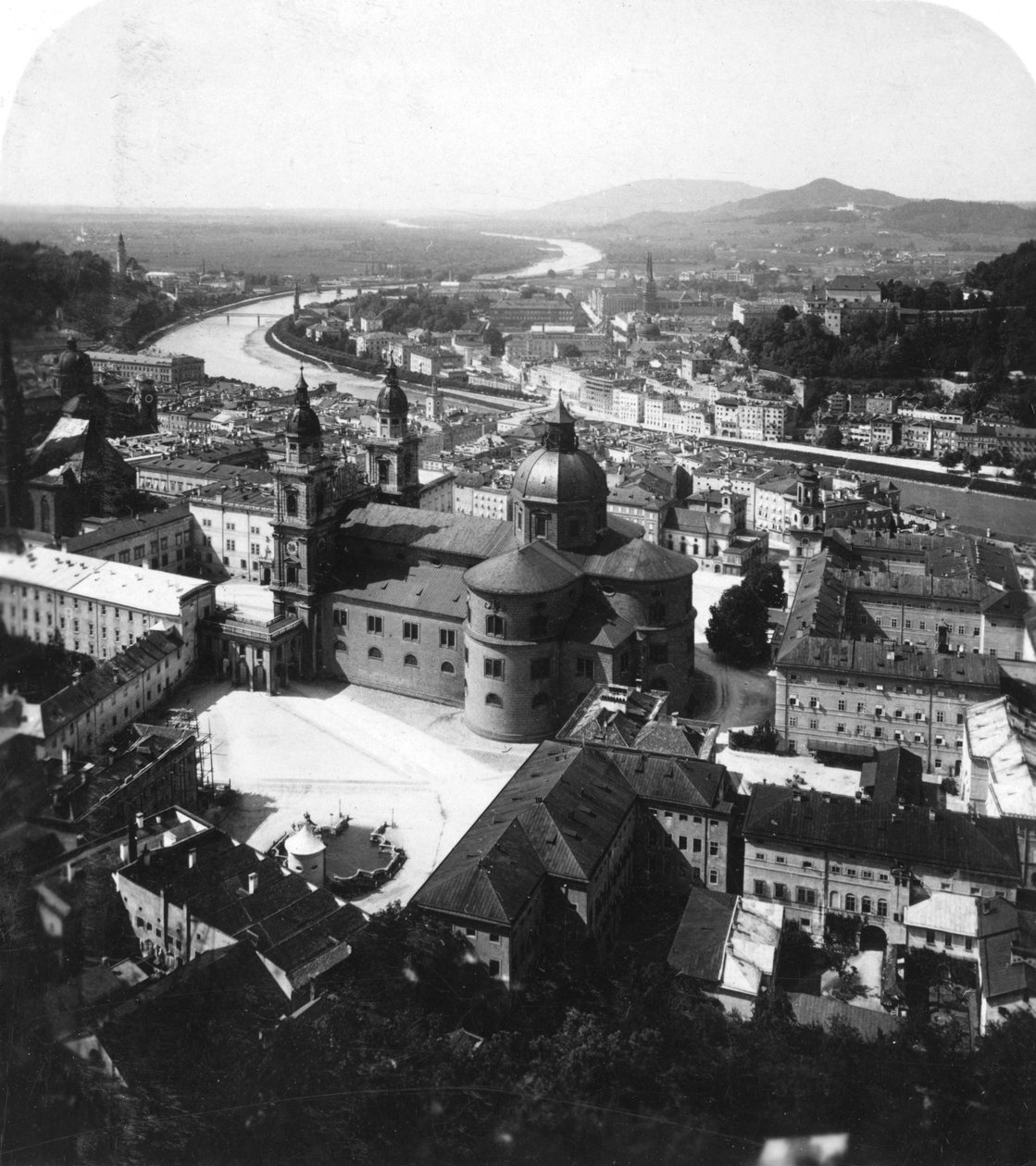 Vista de Salzburgo da fortaleza de Hohensalzburg, Salzburgo, Áustria, c1900 de Wurthle and Sons