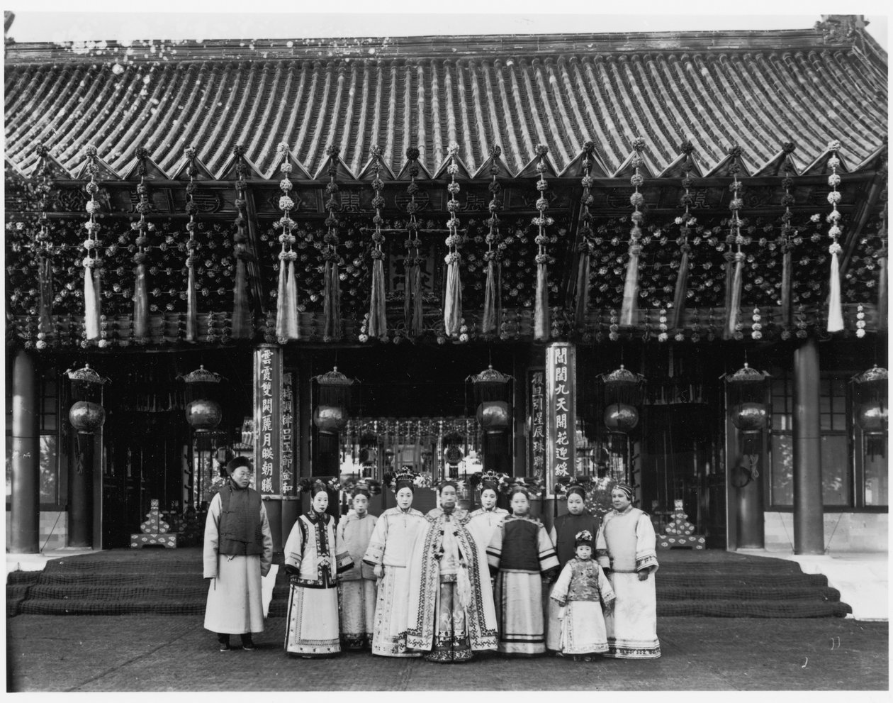 The Empress Dowager Cixi com atendentes na frente de Paiyunmen, Palácio de Verão, Beijing, c.1905 (foto bw) de Xun Ling