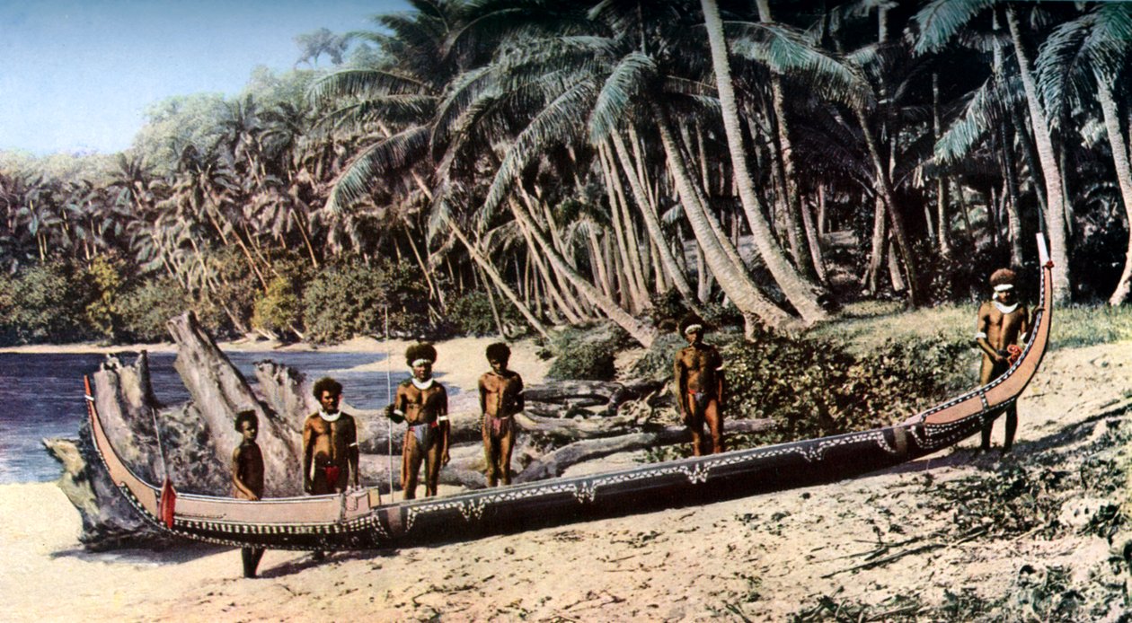 Canoa nativa em uma praia com palmeiras, Ilhas Salomão, c1923 de York and Son