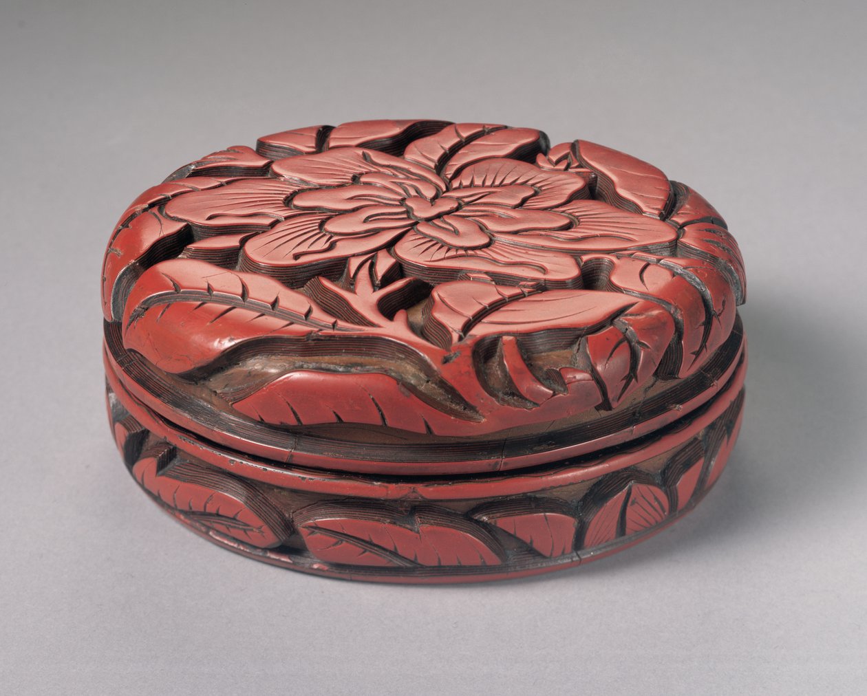 Caixa de Cinábrio Circular Esculpida e Tampa (madeira lacada) de Yuan Dynasty Chinese School