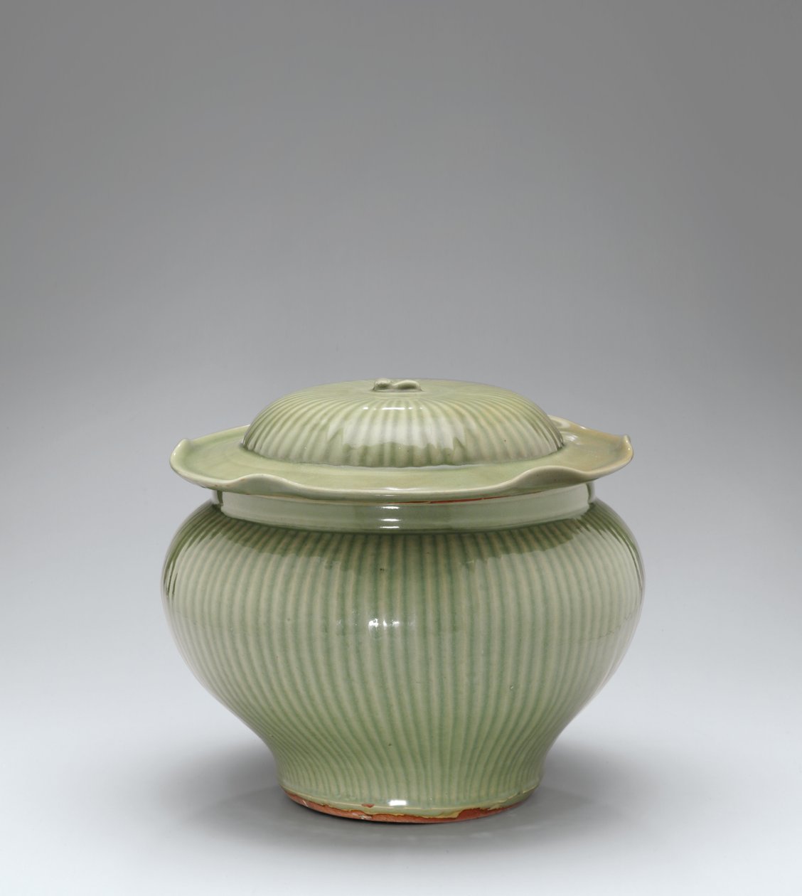 Jarra e tampa com nervuras Longquan Celadon de Yuan Dynasty Chinese School