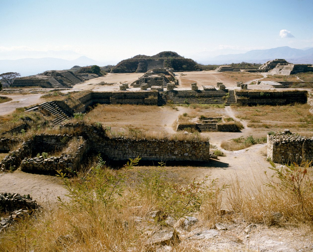 Vista da plataforma norte (500 BC-850 AD) de Zapotec Zapotec