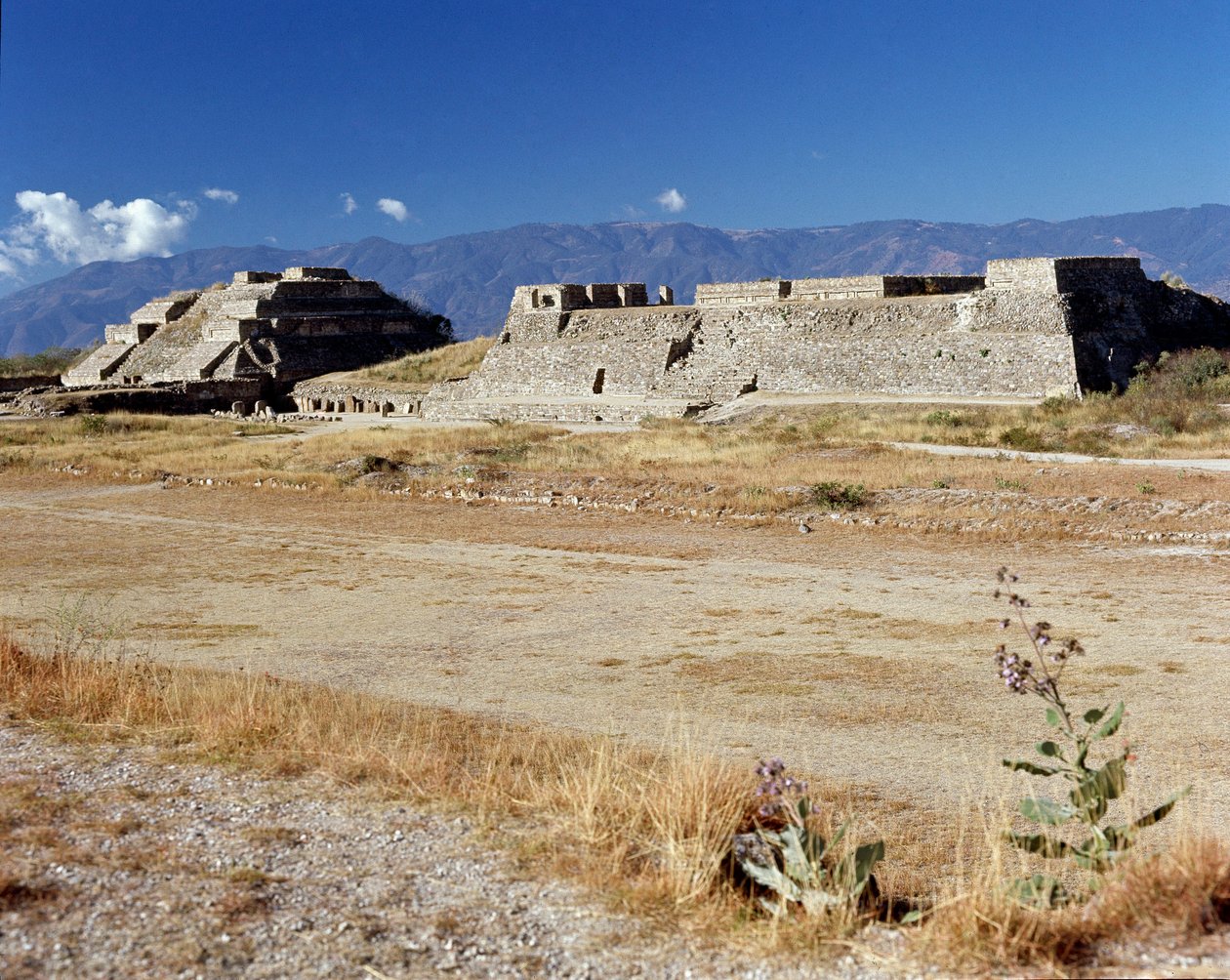Vista da plataforma norte (500 BC-850 AD) de Zapotec Zapotec