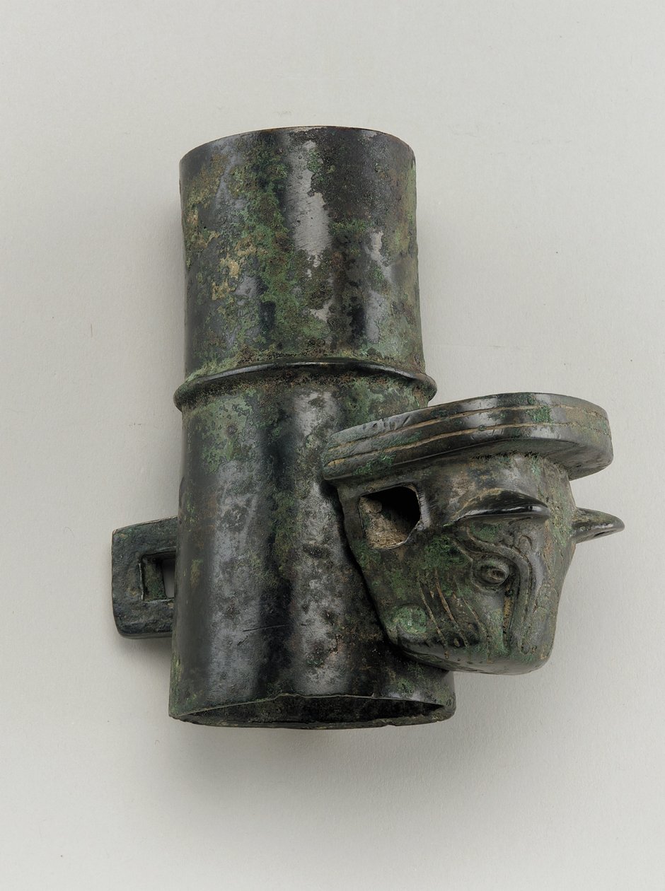 Hubcap com linchpin fundido sob a forma de cabeça felina (bronze) de Zhou Dynasty Chinese School