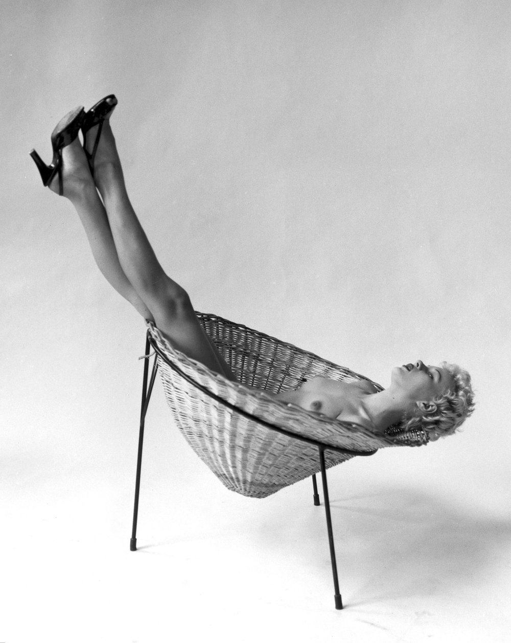 Nu recostado em cadeira de cesto", 3 de maio de 1955 de Zoltan Glass