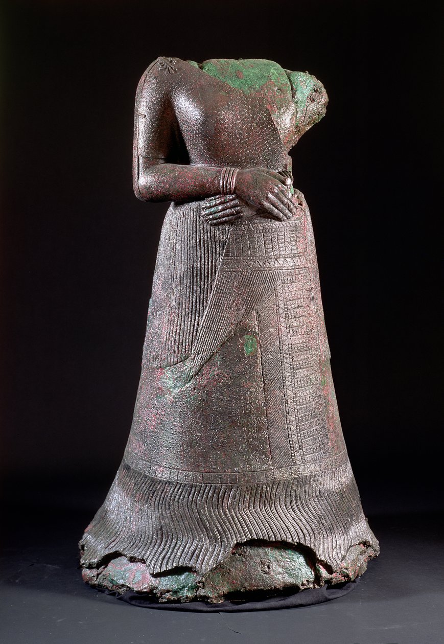 00332 Estátua da Rainha Napirasu, esposa de Untash-Napirisha, um rei elamita do século XII a.C., encontrada em Susa, Irã, c.1250 a.C. (bronze) de Hippolyte Lalaise Devéria