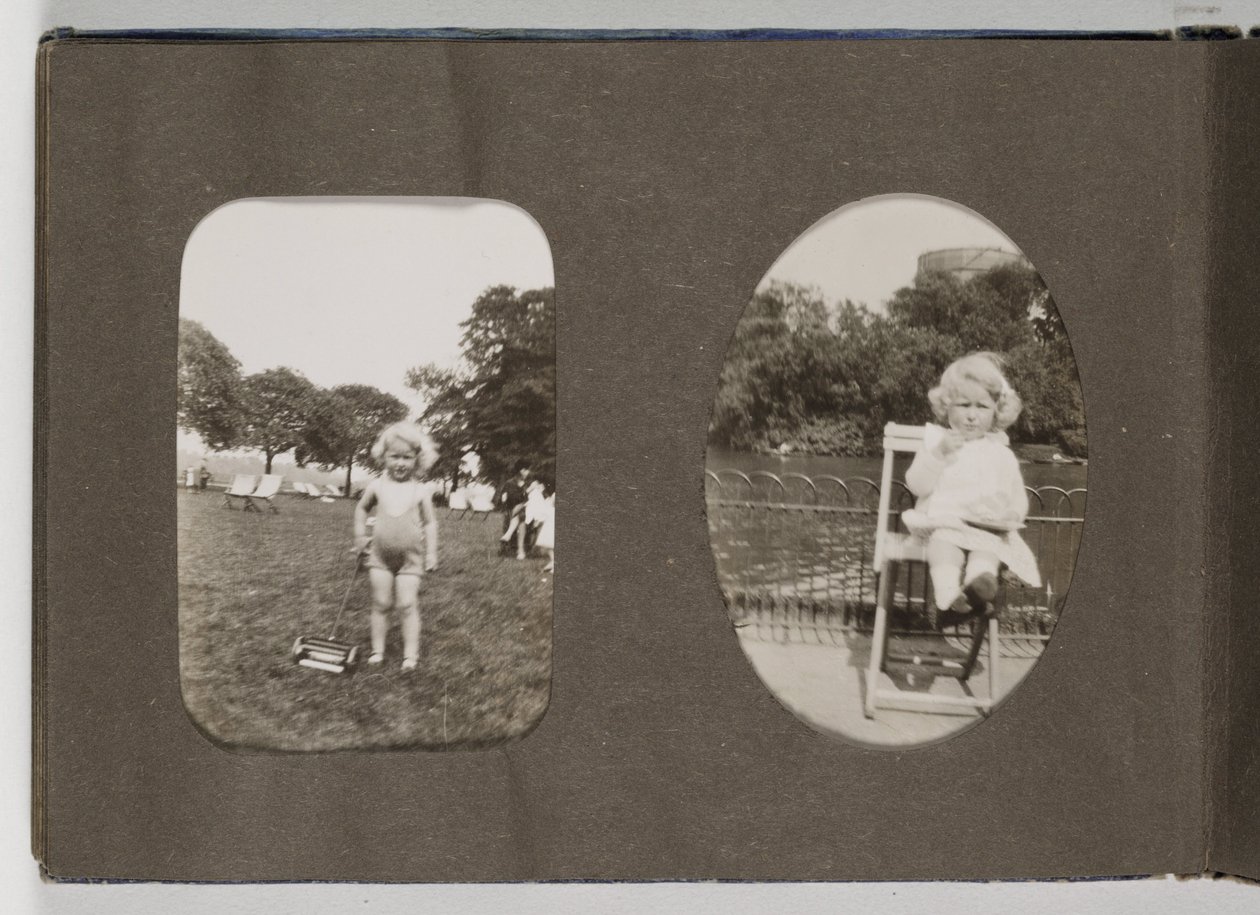 Um álbum de fotografias da Família Snapshot do Século XX, c de Frederick (attr. to) Barnard