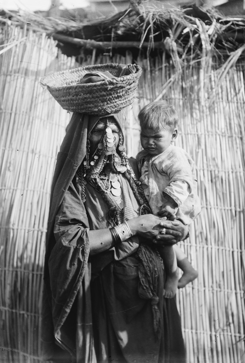 Uma mulher beduína carregando seu filho, Beersheba (Be