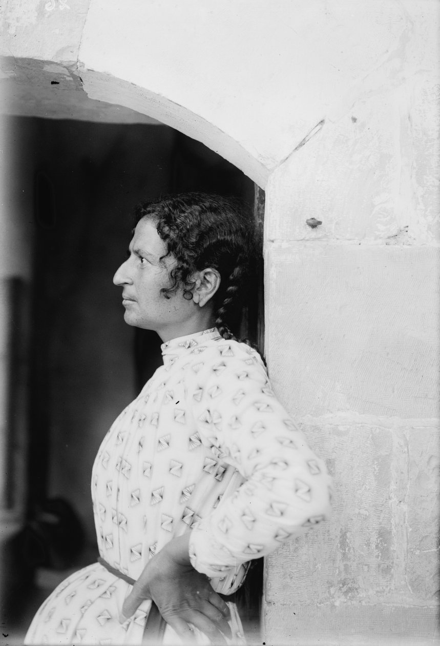 Uma mulher samaritana de Nablus, c.1920 (foto p/b) de . .
