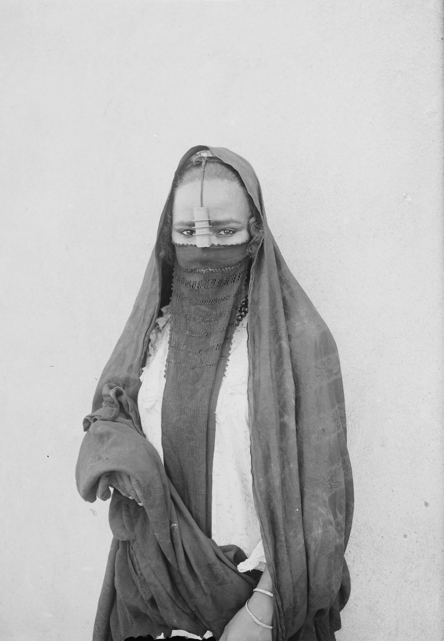 Uma Mulher Velada, Cairo, c.1910 (foto p/b) de . .