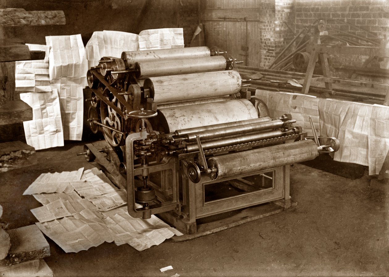 Uma prensa tipográfica: prensa rotativa para impressão de jornais, por volta de 1900 (foto p/b) de . .