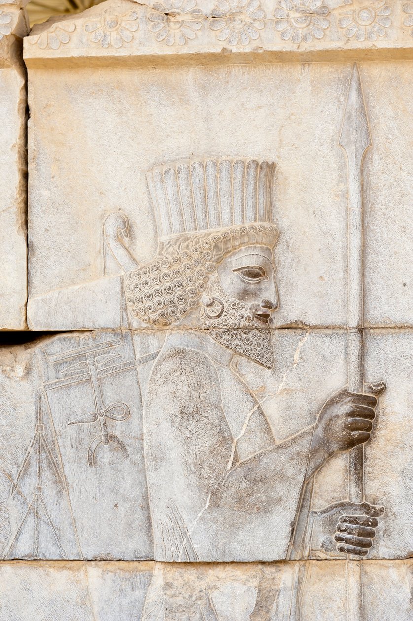 Antigo relevo de Achaemenid; Persa com lança; soldado da Guarda Imortal no Palácio Apadana; sítio arqueológico; antiga cidade persa Persepolis; Património Mundial da UNESCO; Província de Fars; Irão; Ásia de Frederick (attr. to) Barnard