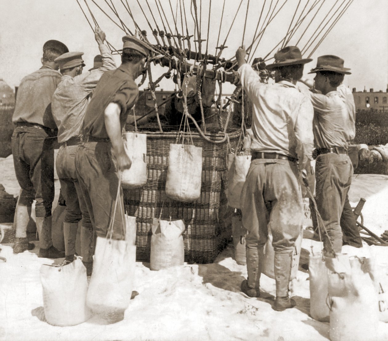 Colocar sacos de areia na cesta de um balão, Fort Myer, EUA de Hippolyte Lalaise Devéria