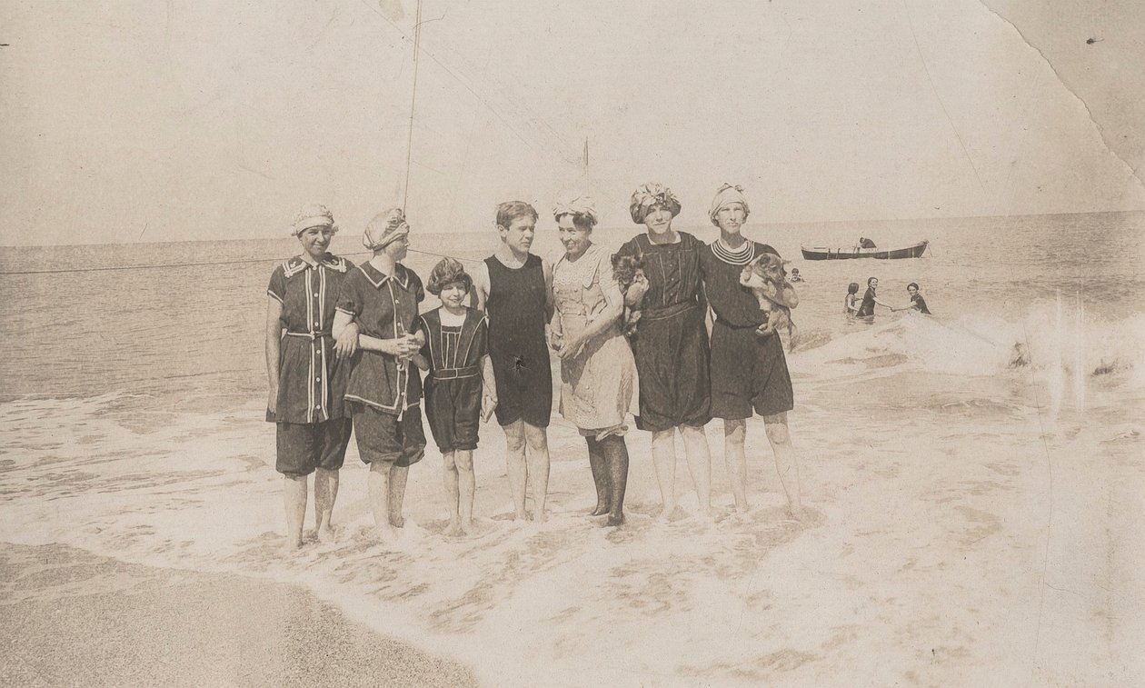 Festa do banho, Houlgate, Setembro de 1911 (foto a p/b) de Hippolyte Lalaise Devéria