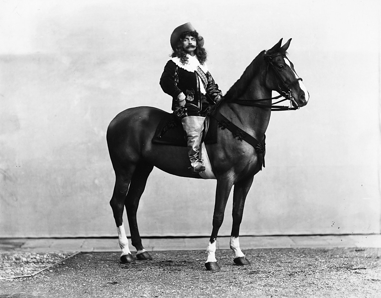 Capitão Bonaini vestindo um traje do século 17, fotografado a cavalo de Henry Charles Fehr