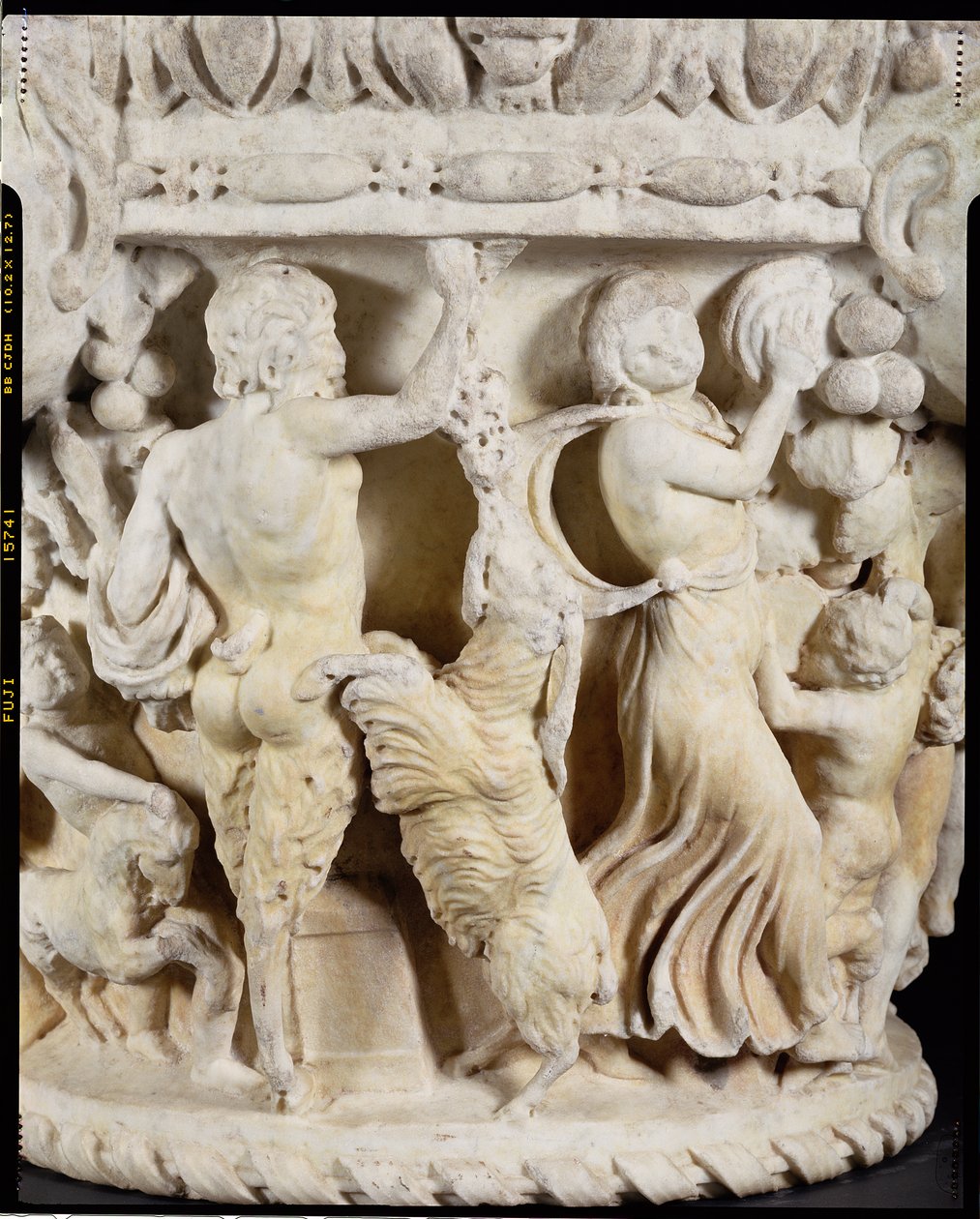 Capital de coluna esculpida retratando Pan provocando uma cabra de criação com um cacho de uvas e um maenad batendo tempo com um pandeiro, italiano, de Roma, c.180-220 (mármore, grego pentelic ou italiano Carrera) (detalhe de 83318, ver também 83317 e 8332 de Hippolyte Lalaise Devéria