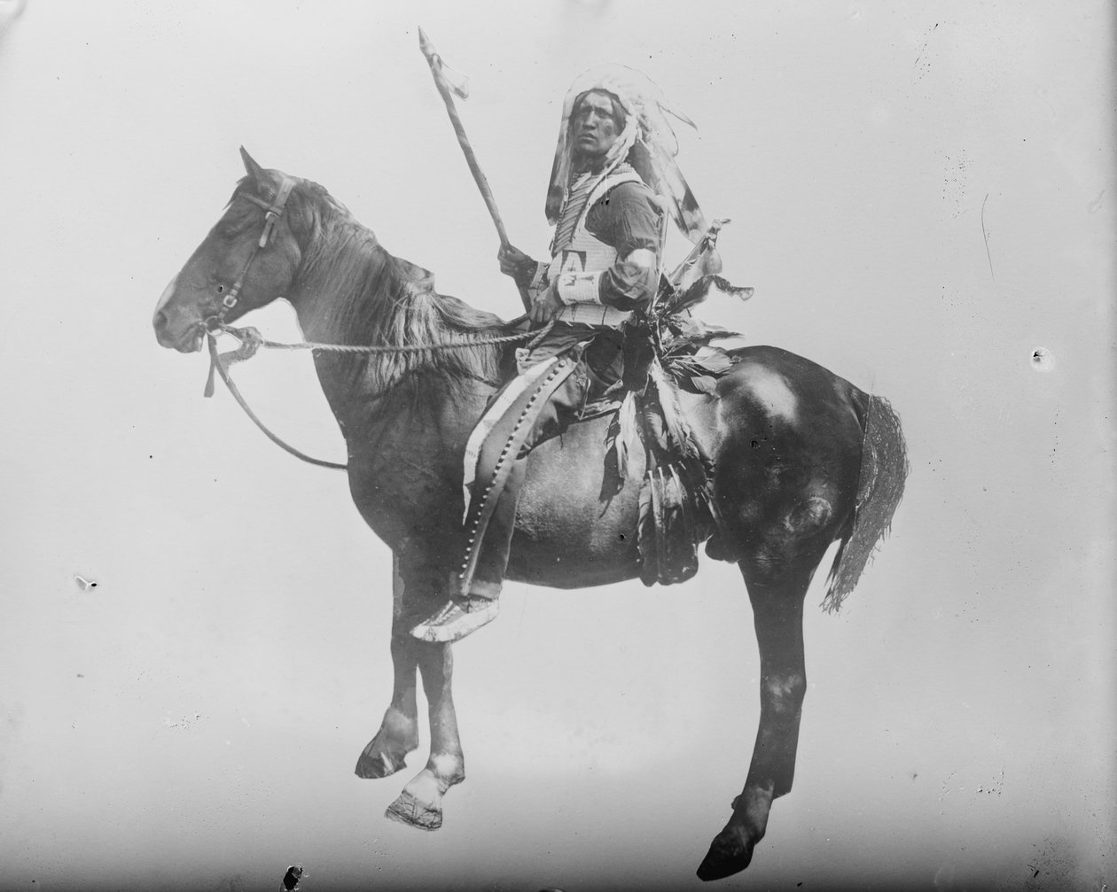 Chief Deep Sky-Indian montado em cavalo, c.1900 (foto p/b) de . .