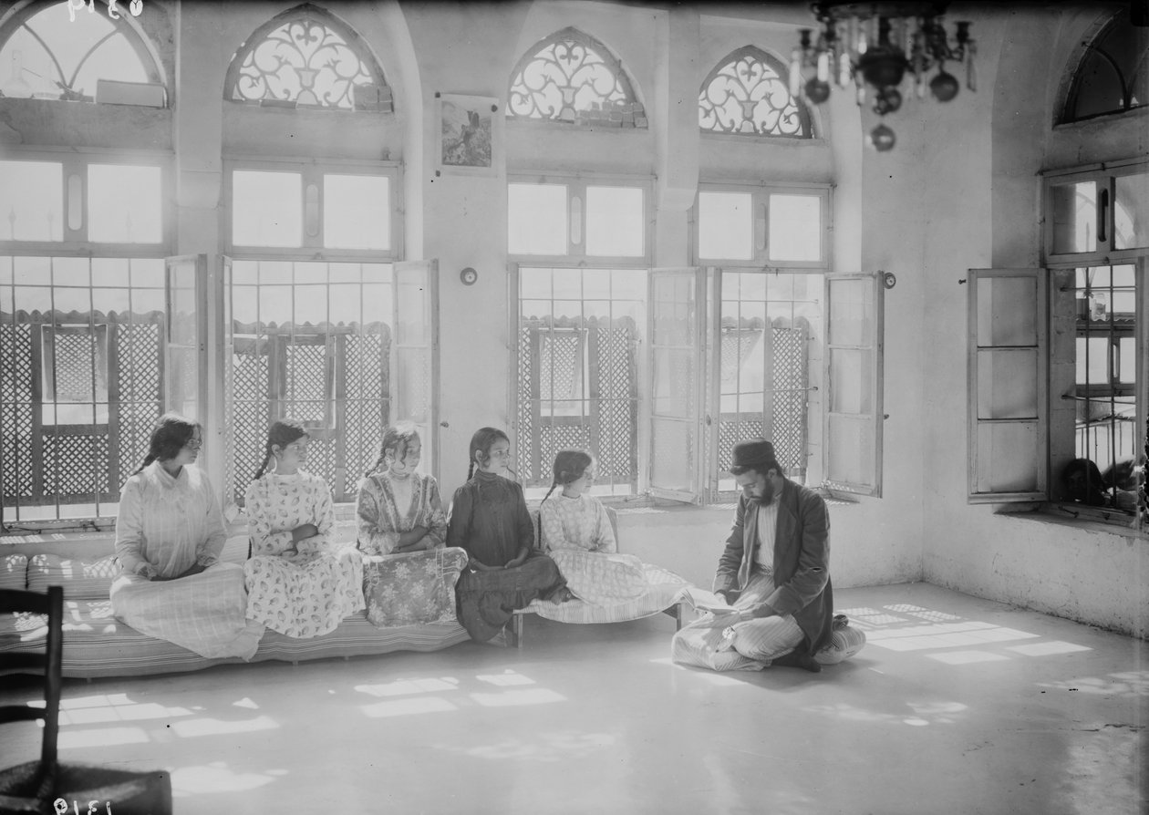 Crianças e professora de uma escola samaritana em Nablus, c. 1920 (foto p/b) de . .