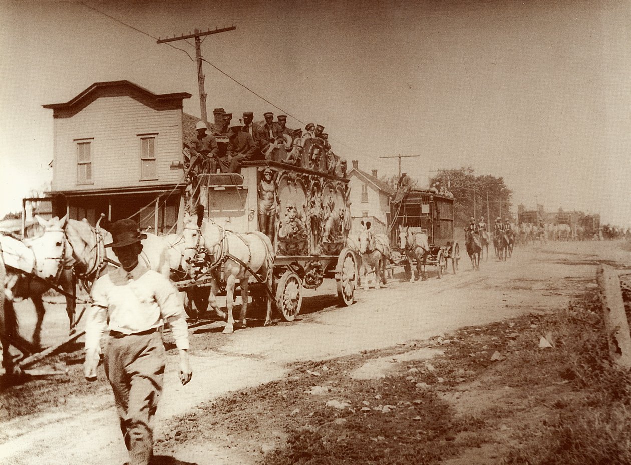 O circo chega à cidade, c.1905(foto) de . .