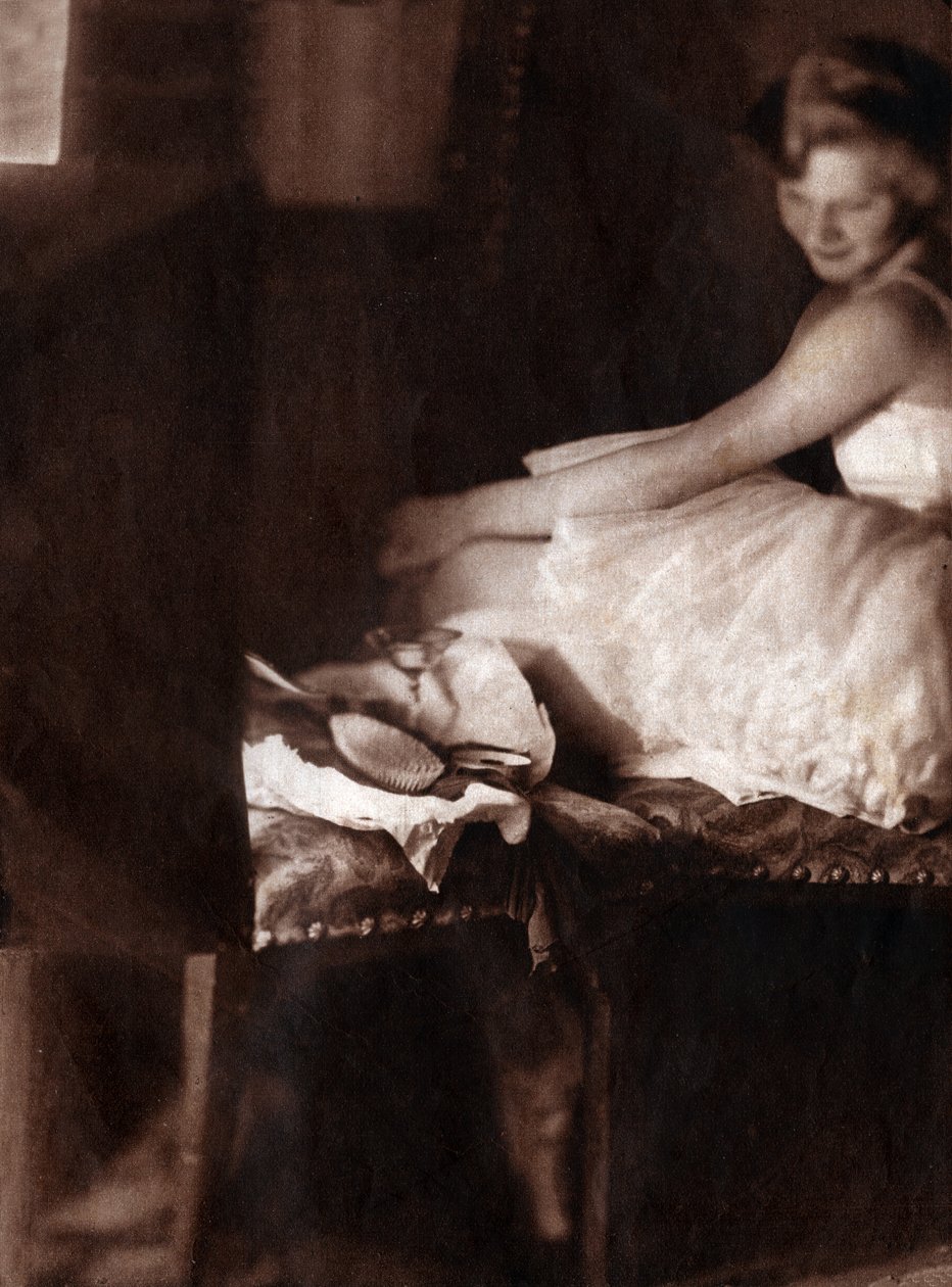 Dançarina clássica se vestindo em seu chalé. 1929 (impressão) de . .