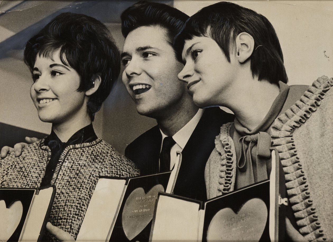 Cliff Richard (nascido em 1940), Rita Tushingham (nascida em 1942) e Helen Shapiro (nascida em 1946)